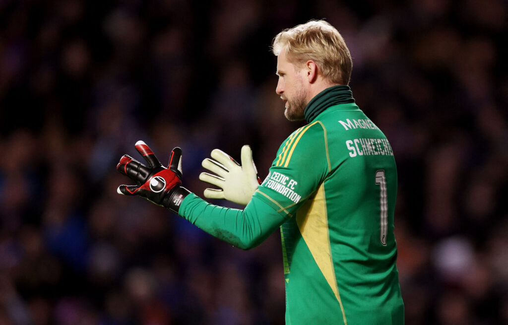 Kasper Schmeichel ser fokuseret ud.