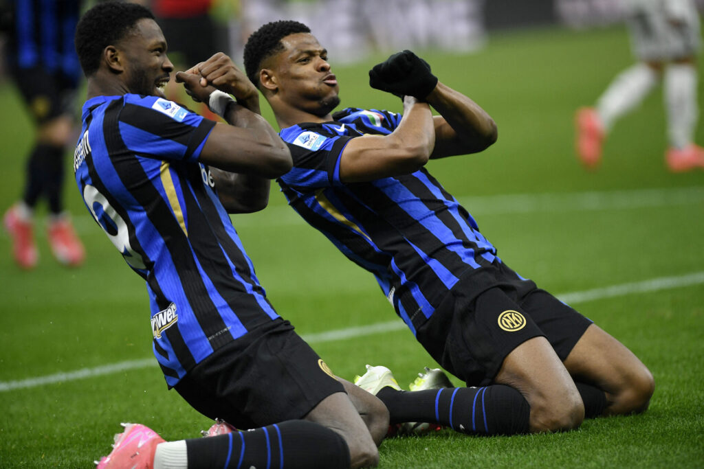 Denzel Dumfries fejrer sin scoring for Inter mod Empoli.