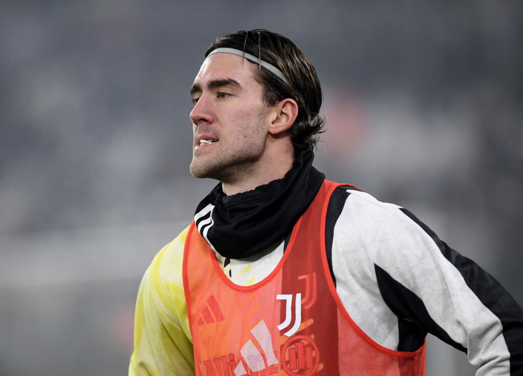 Duasn Vlahovic varmer op til en Juventus-kamp.