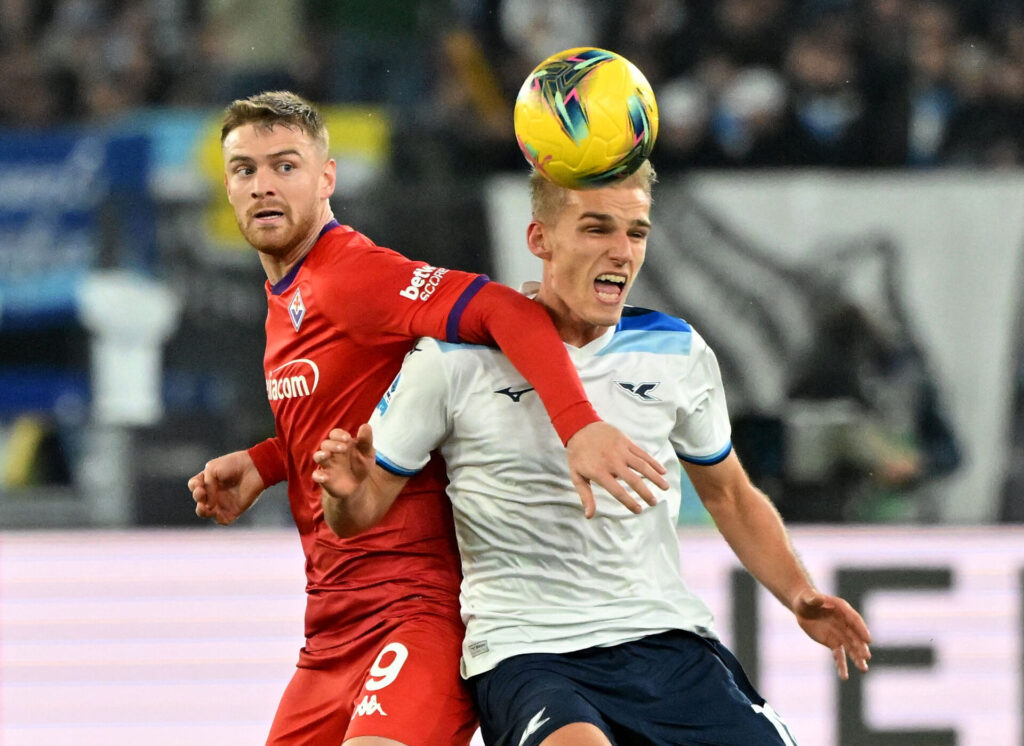 Gustav Isaksen i en hovedstødsduel under kampen mellem Lazio og Fiorentina.