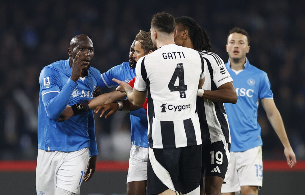 Napolis Romelu Lukaku diskuterer med Juventus-spillere.