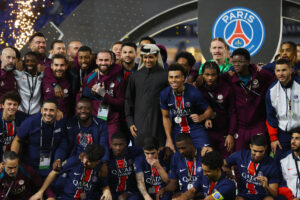 PSG's spillere fejrer at have vundet et trofæ.