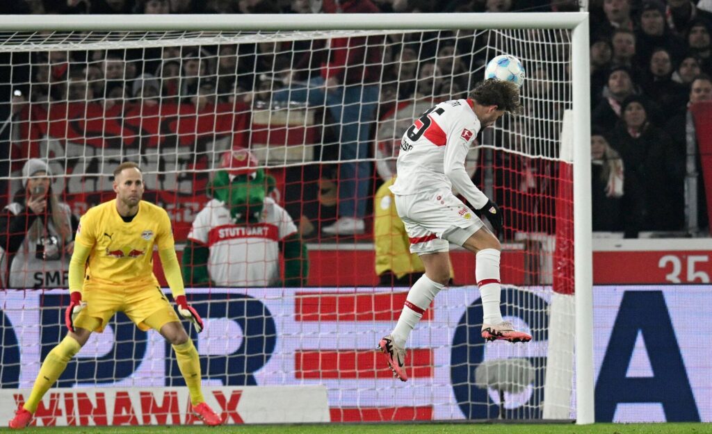 Jacob Bruun Larsen scorer på hovedstød for VfB Stuttgart.