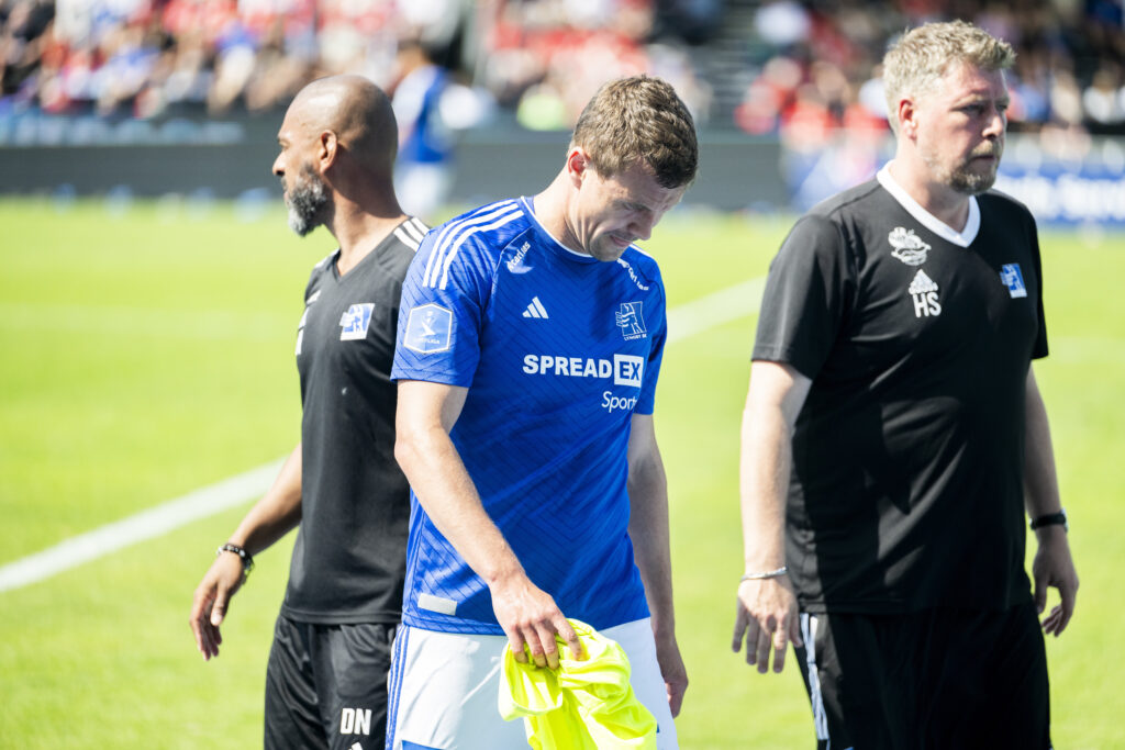 Andreas Bjelland forlader banen for Lyngby BK.