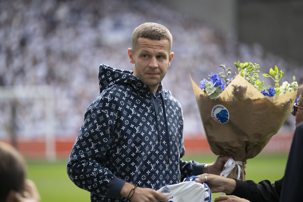 Denis Vavro modtager en buket blomster med et FCK-logo på.