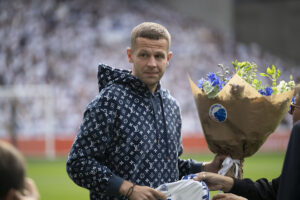 Denis Vavro modtager en buket blomster med et FCK-logo på.