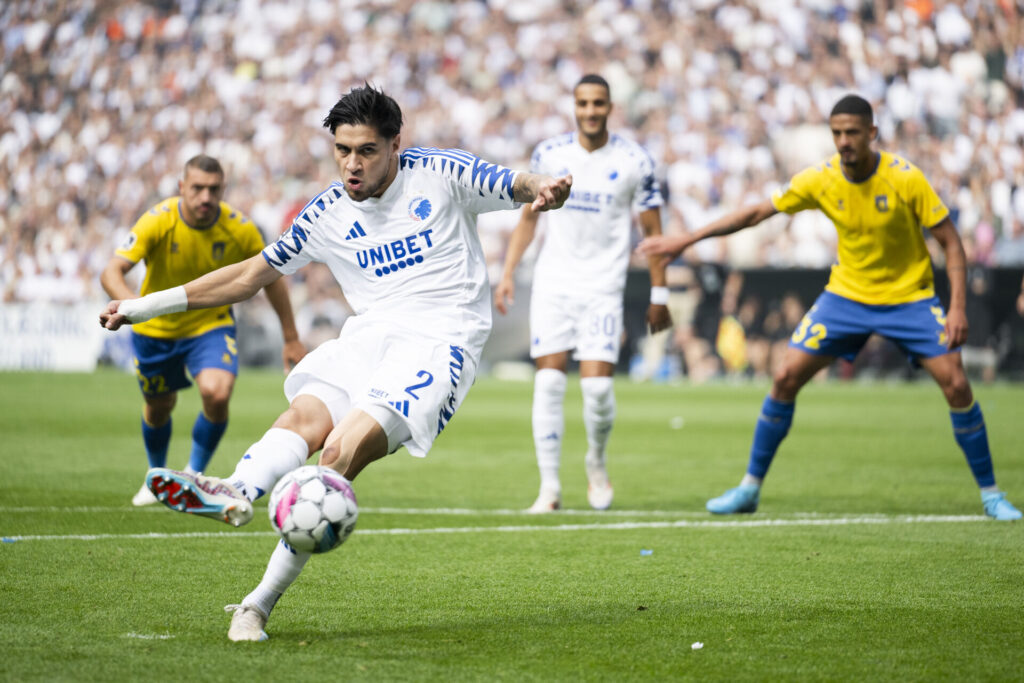 Kevin Diks sparker straffespark for F.C. København mod Brøndby IF.