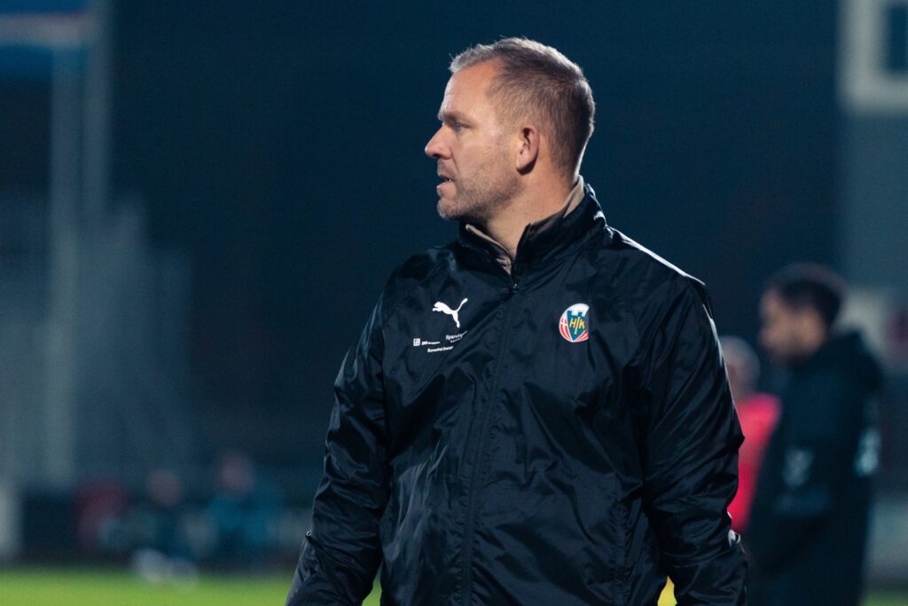 Martin Thomsen på sidelinjen for Hobro.