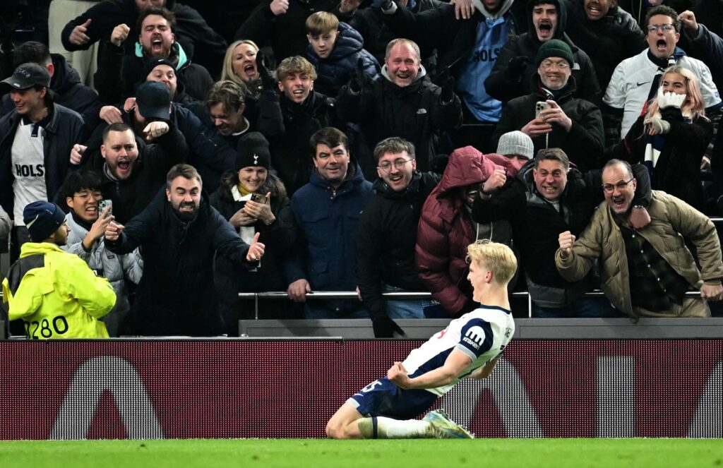 Lucas Bergvall fejrer sin første scoring for Tottenham.