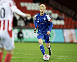 Oliver Provstgaard med bolden.