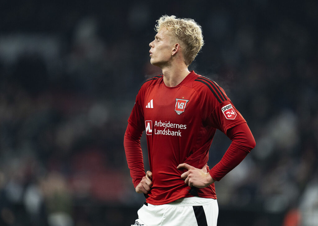 Oliver Provstgaard i kamp for Vejle Boldklub.