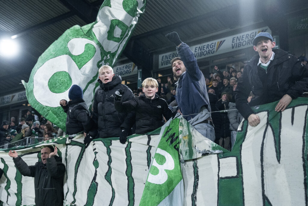 Viborgs fans under DBU Pokal kvartfinalekampen mellem Viborg FF og Brabrand på Energi Viborg Arena fredag den 13. december 2024.. (Foto: Bo Amstrup/Ritzau Scanpix)