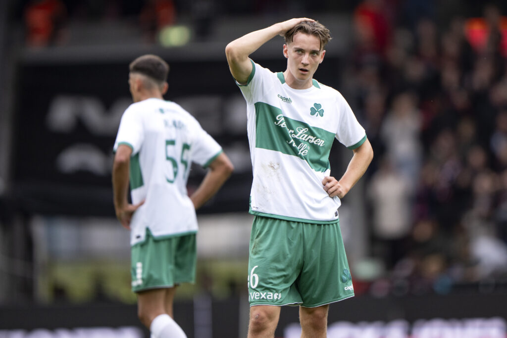 Viborgs Mads Søndergaard og Stipe Radic puster ud efter nederlaget i superligakampen mellem FC Midtjylland og Viborg FF på MCH Arena i Herning søndag den 29. september 2024.