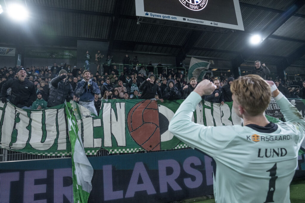 Lucas Lund jubler ud mod Viborg FF's fans.