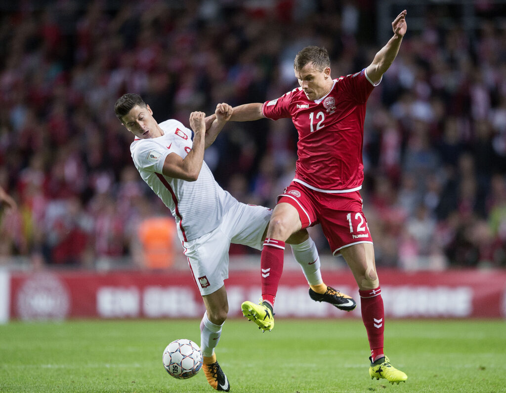 VM kvalifikationskamp mellem Danmark-Polen i Telia Parken. Danmarks Andreas Bjelland og polens Robert Lewandowski. Det danske fodboldlandshold vandt efter en overbevisende indsats 4-0 hjemme over Polen i VM-kvalifikationen. Det skriver Ritzau, fredag den 1. september 2017