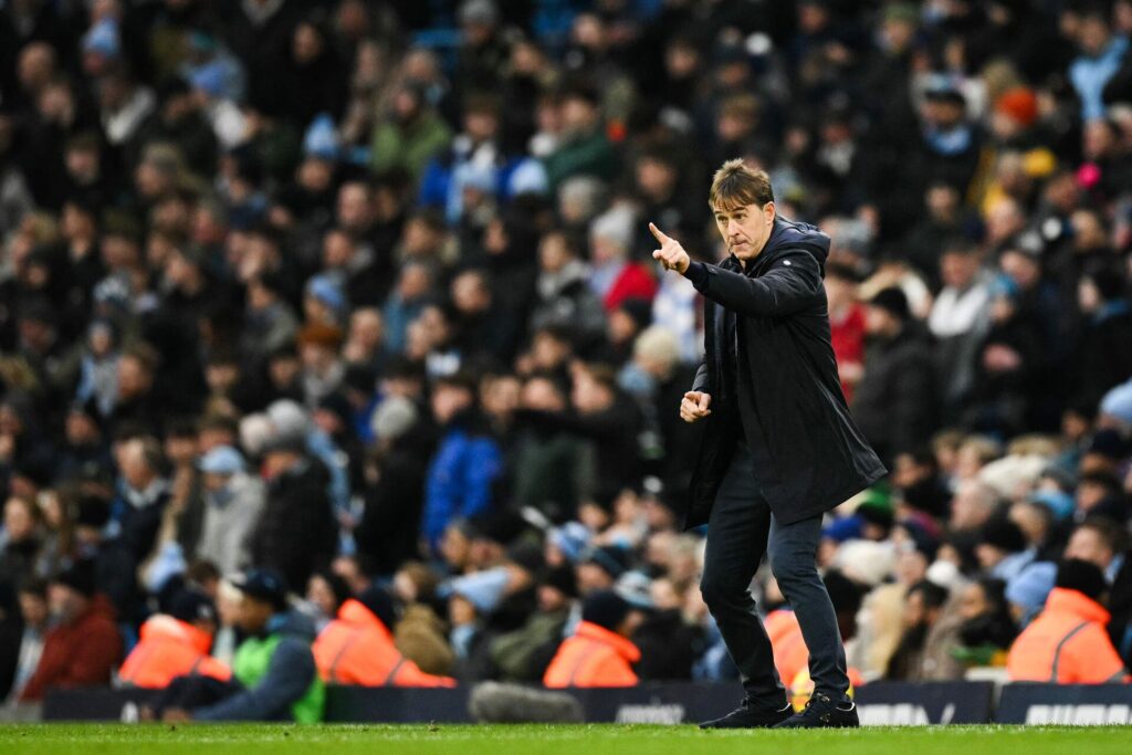 Julen Lopetegui giver instrukser til sine spillere i West Ham under den seneste kamp mod Manchester City.