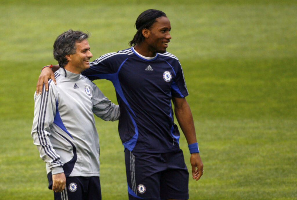 José Mourinho og Didier Drogba holder om hinanden.