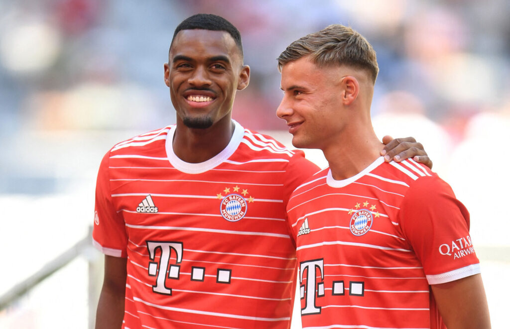 Ryan Gravenberch and Gabriel Vidovic sammen i Bayern München.