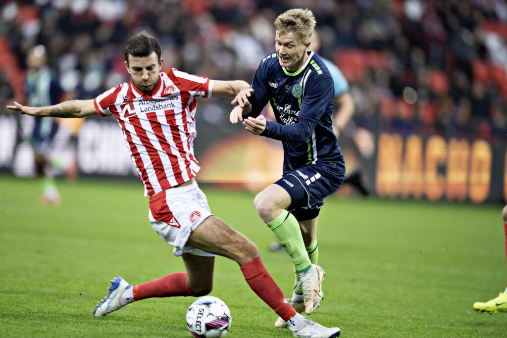 AaB's Lars Kramer i duel med Viborg-spiller.