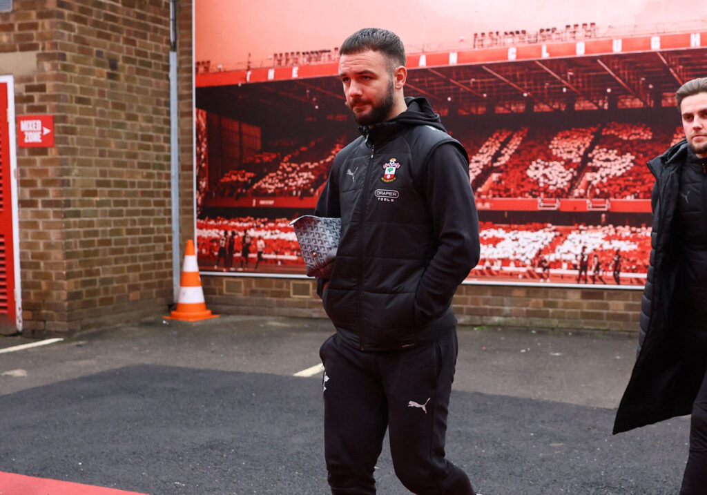 Adam Armstrong påp vej til kamp i Southampton.