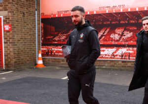 Adam Armstrong påp vej til kamp i Southampton.