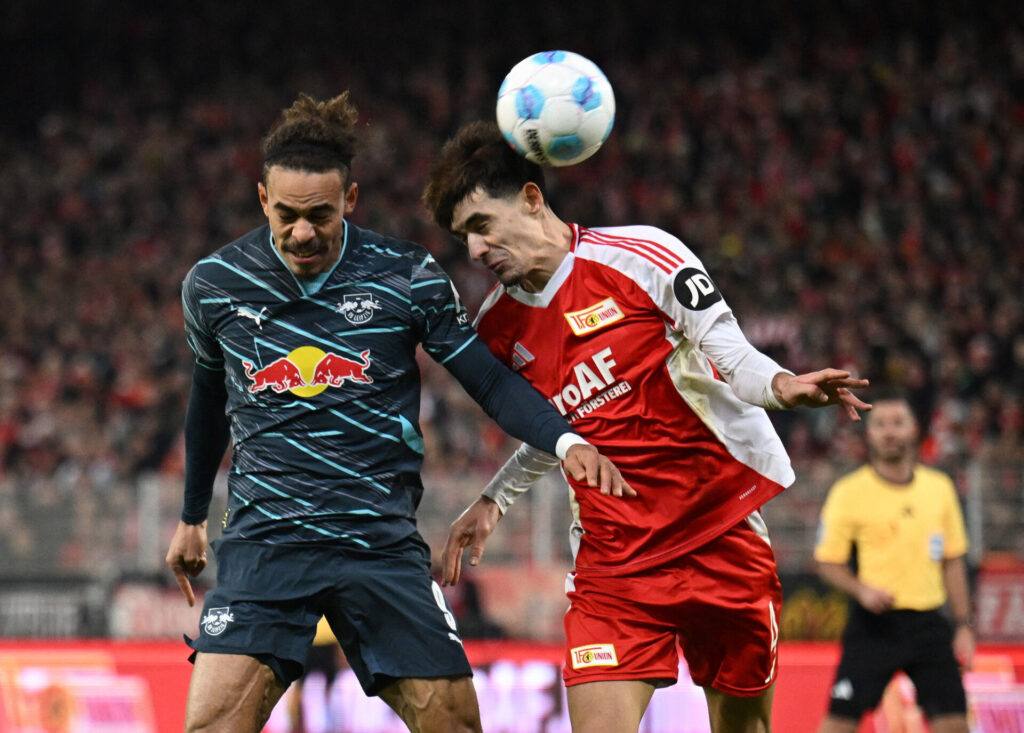 Yussuf Poulsen i duel med en Union Berlin-spiller.