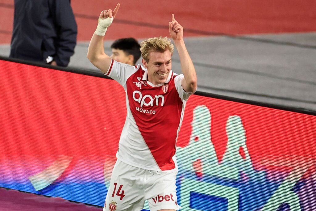 Mika Biereth jubler over sit hattrick for Monaco mod Auxerre.