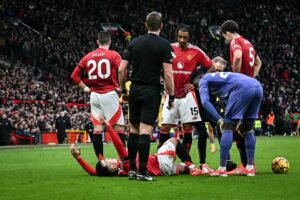 Lisandro Martinez bliver skadet for Manchester United mod Crystal Palace.