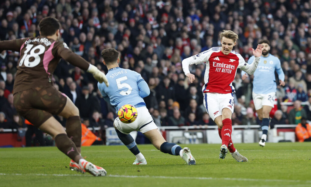 Martin Ødegaard scorer mod Manchester City.