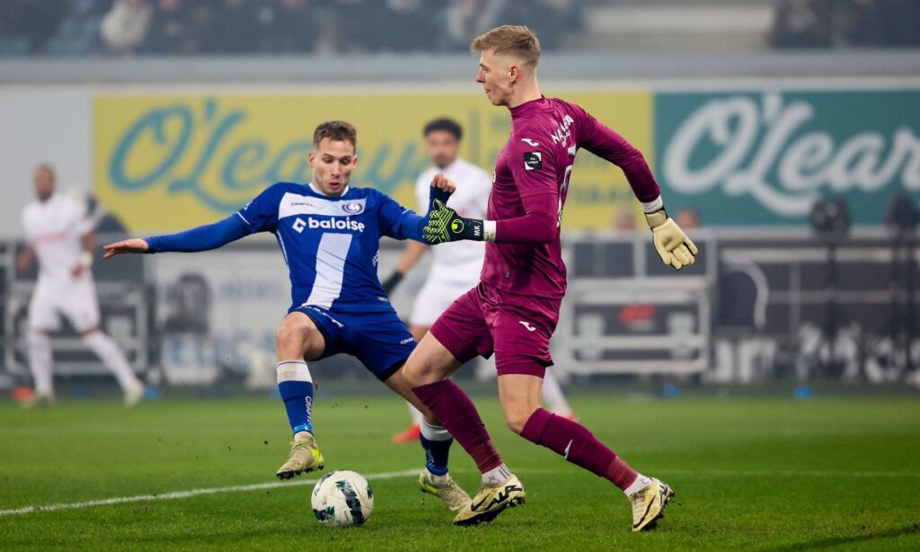 Gents Andrew Hjulsager i duel med Anderlechts Mads Kikkenborg.