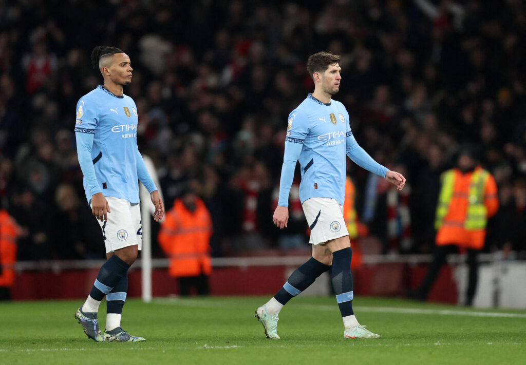 John Stones og Manuel Akanhji for Manchester City.