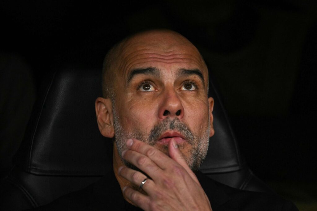 Manchester Citys Pep Guardiola kigger mod himlen.