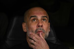 Manchester Citys Pep Guardiola kigger mod himlen.