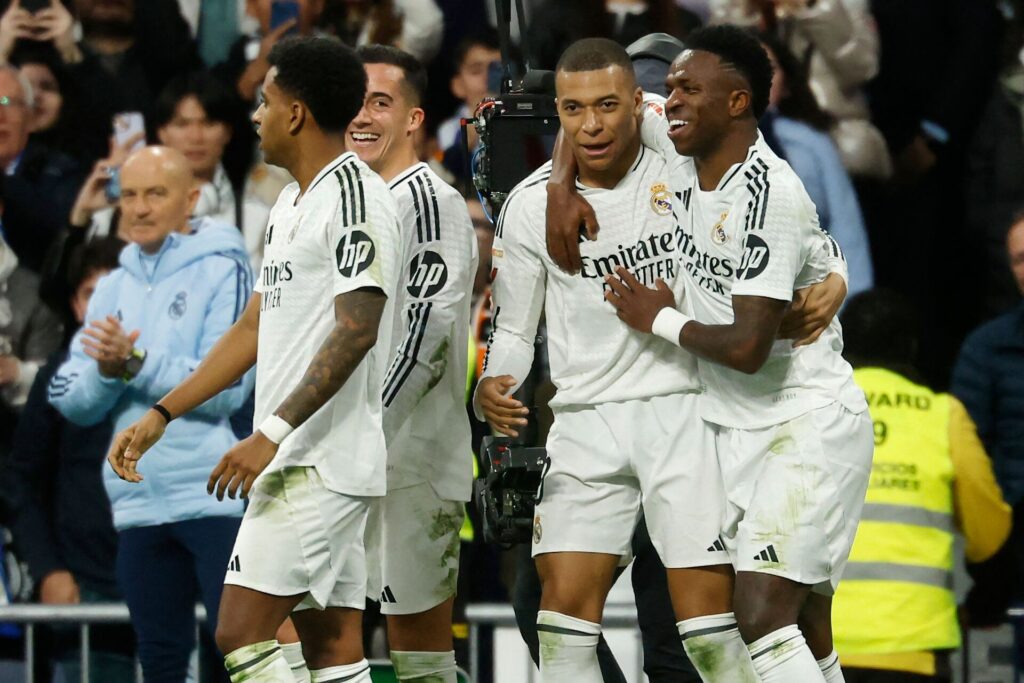 Real Madrids spillere jubler over scoring mod Girona.