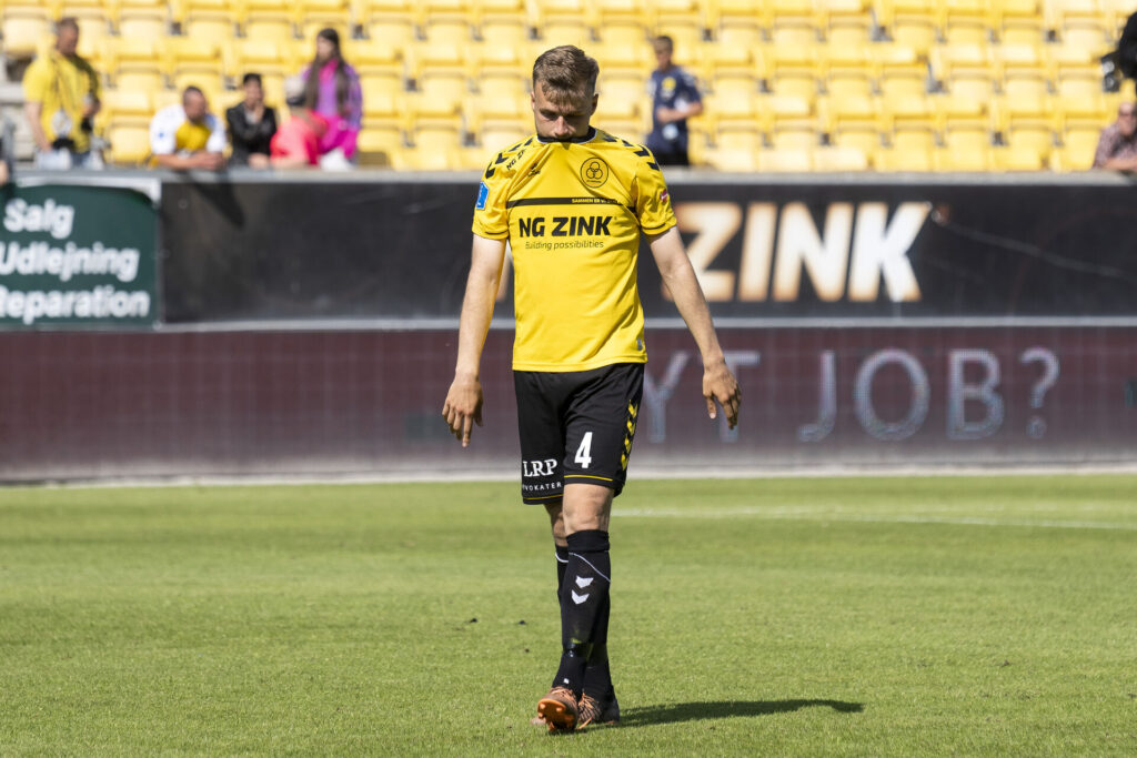 AC Horsens-spiller kigger ned i græsset.