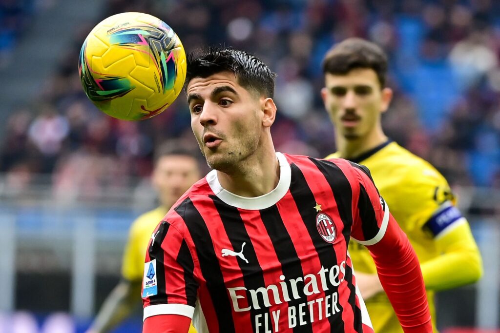 Alvaro Morata kigger på bolden under en kamp for AC Milan.