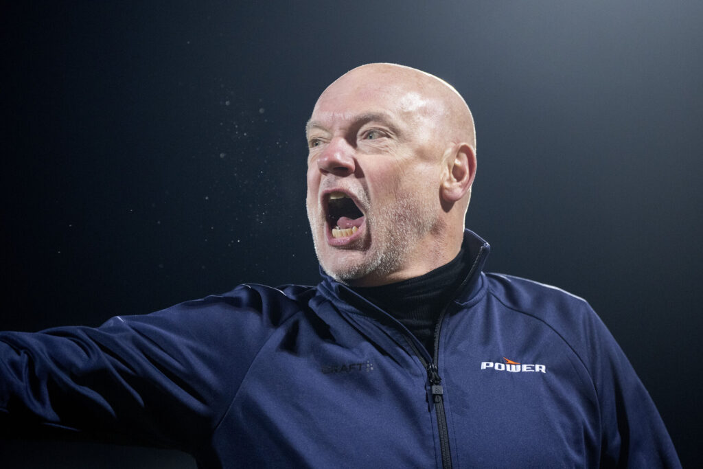 Uwe Rösler råber under en AGF-kamp.