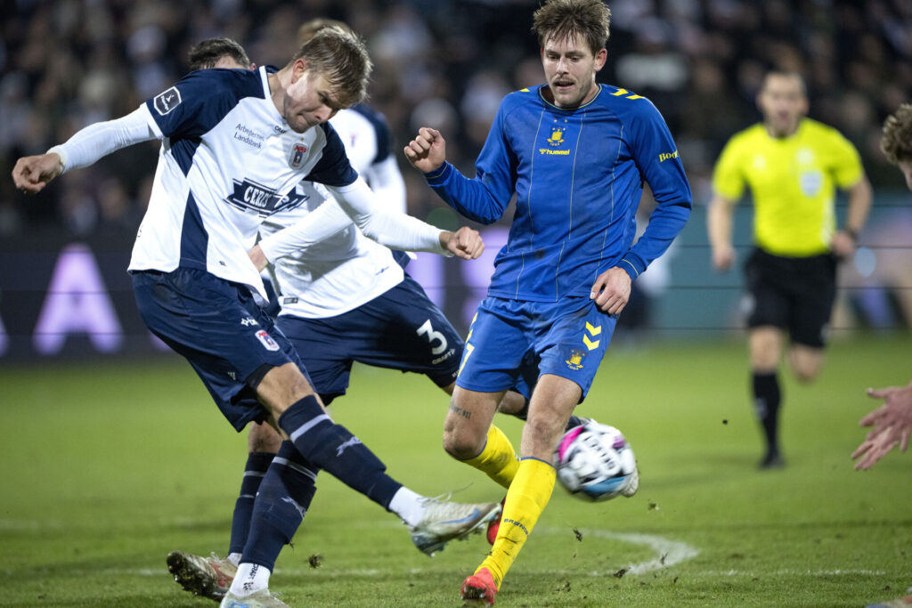 Patrick Mortensen overfor Nicolai Vallys under en kamp mellem AGF og Brøndby.