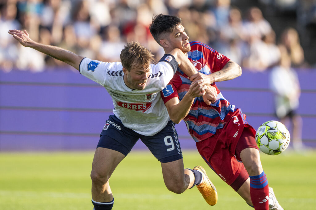 AGFs Patrick Mortensen i kamp med FCKs Kevin Diks under superligakampen mellem AGF og FC København på Ceres Park i Aarhus tirsdag den 21. maj 2024.