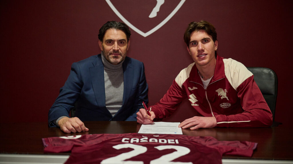 Cesare Casadei skriver under på en kontrakt med Torino FC.