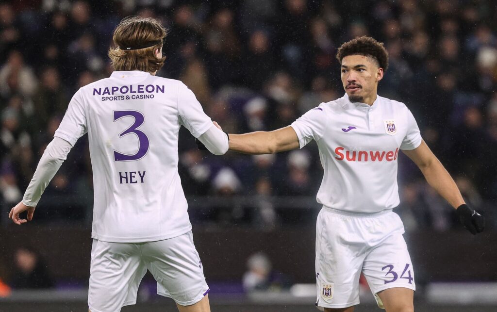 Lucas Hey giver hånd til en Anderlecht-holdkammerat udner en kamp.