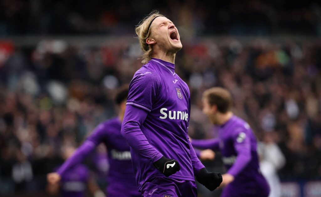 kasper Dolberg skriger sin lykke ud efter en scoring for Anderlecht.