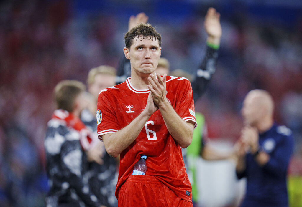 Andreas Christensen klapper ud til de danske fans efter en landskamp for Danmarks herrelandshold.