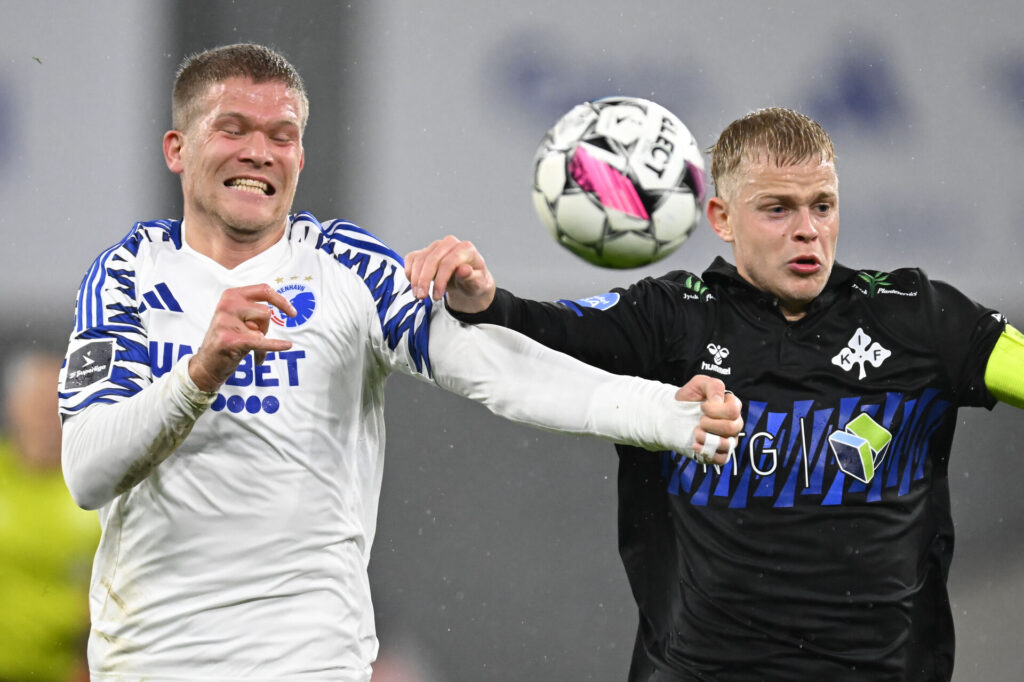 Andreas Cornelius i kamp om bolden mod en Kolding IF-spiller i en kamp for FCK.