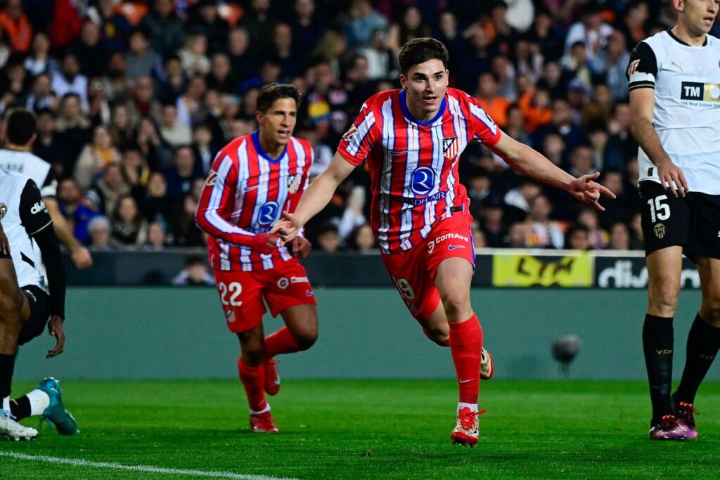 Julian Alvarez fejrer en scoring for Atlético Madrid.