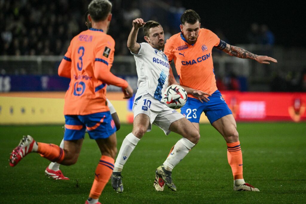 Pierre-Emile Højbjerg i en duel med en Auxerre-spiller.