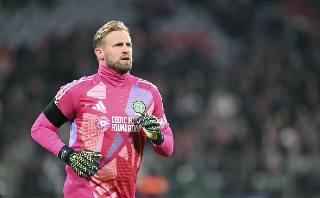 Kasper Schmeichel i løb under en kamp for Celtic.