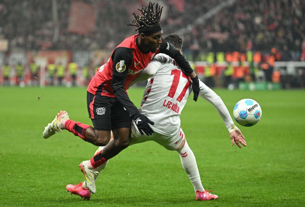 Jeremie Frimpong og Leart Paqarada i duel om bolden i DFB-Pokalens kvartfinale mellem Bayer LEverkusen og FC Köln.