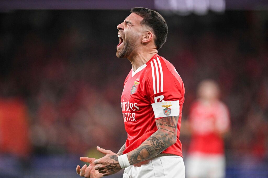 Nicolas Otamendi skriger.