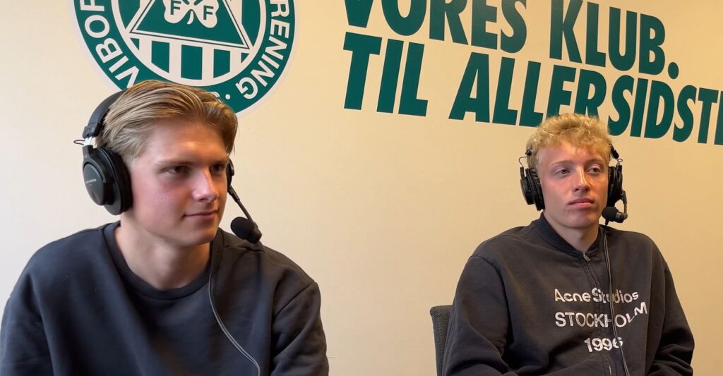 Thomas Jørgensen og Hjalte Bidstrup med headset omkring hovedet